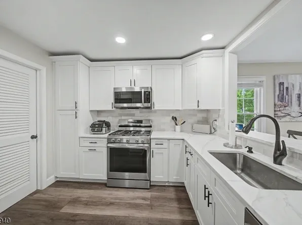 Renovated kitchen with quartz countertops at 3 Juniper Ct #125, Clifton NJ