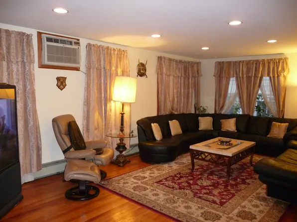 Living room at 23 Parkview Ter, Clifton NJ