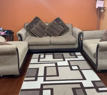 Living room at 65 Daniels Dr, Clifton NJ